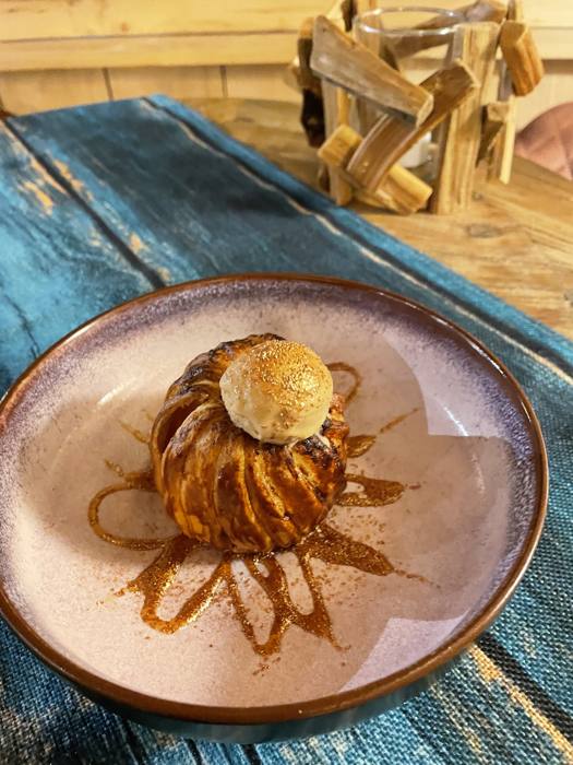 Dessert de la maison, pomme feuilletée et caramel