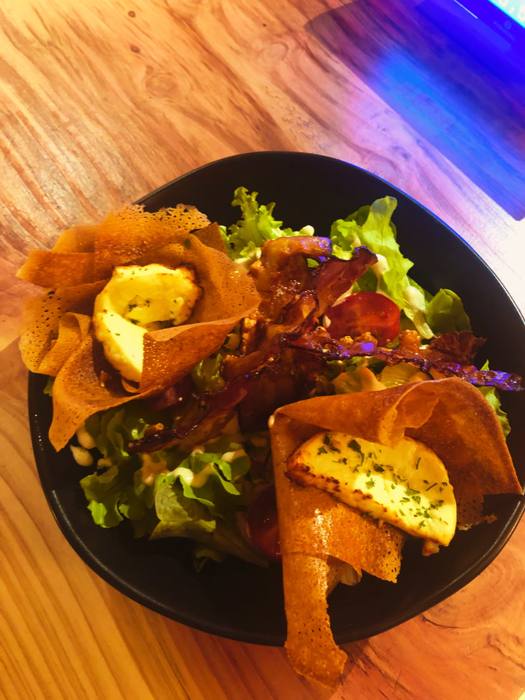 Salade de chèvre chaud et son lard grillé